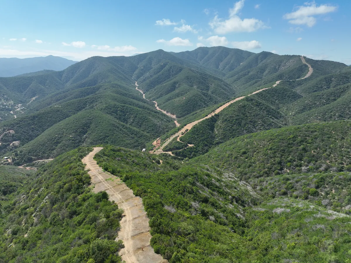 Servidumbre del gasoducto entre cerros con vegetación nativa