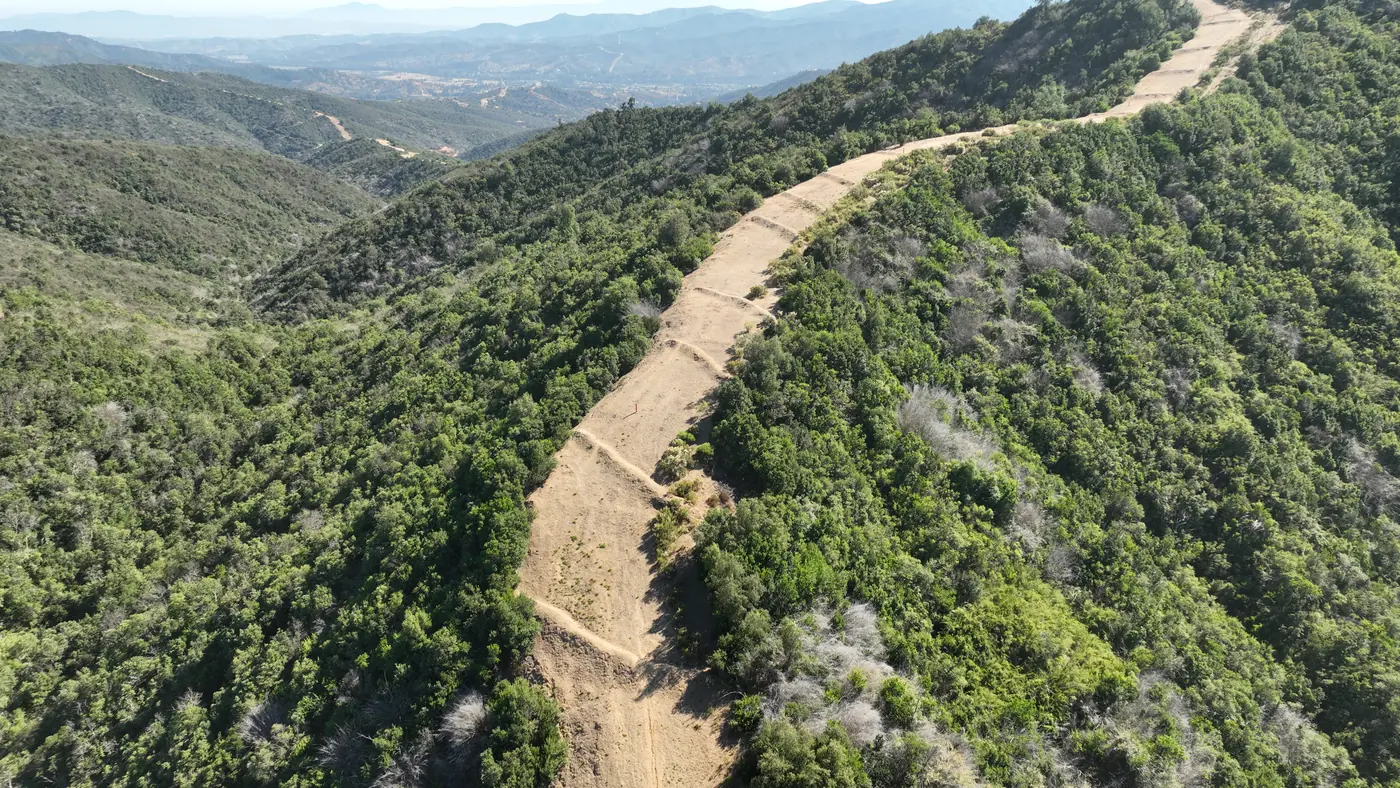 Servidumbre del gasoducto en una ladera con vegetación nativa